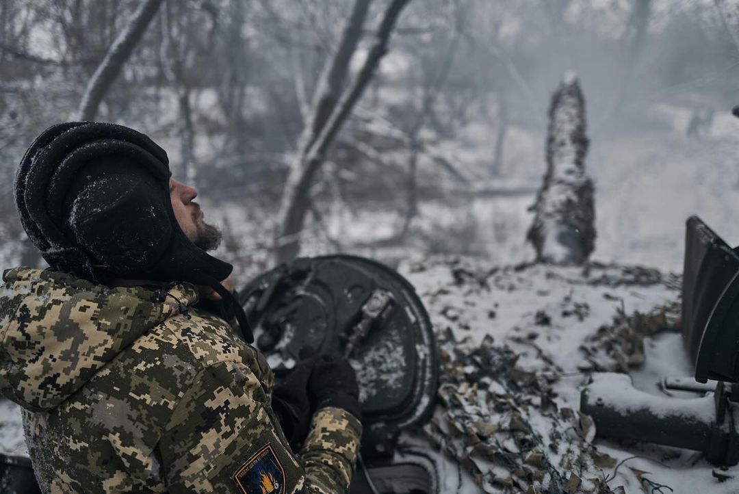 Garlands in trenches: Heartbreaking photos of Ukrainian defenders