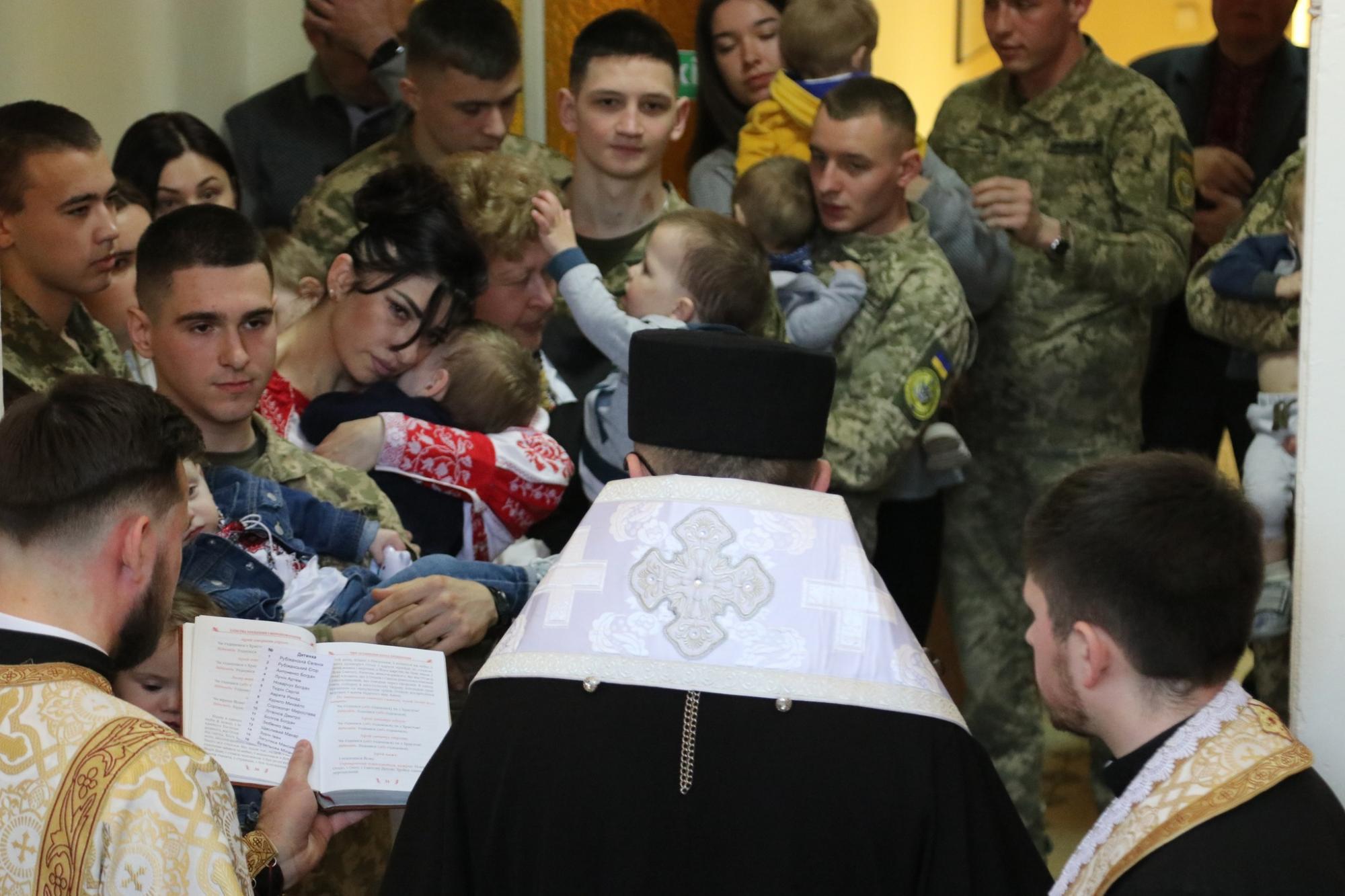 "Під захистом неба і земних ангелів": у Львові курсанти ЗСУ стали хресними для сиріт із Луганщини