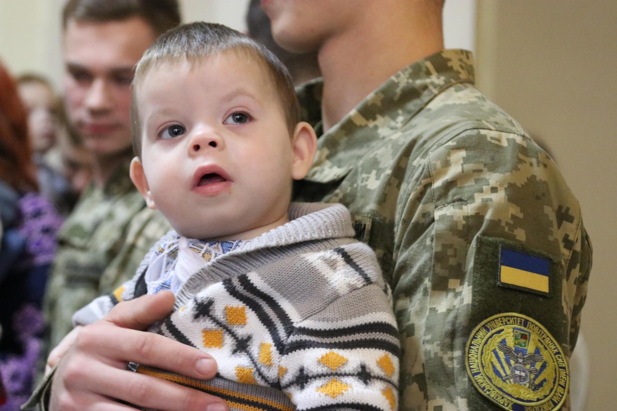 "Під захистом неба і земних ангелів": у Львові курсанти ЗСУ стали хресними для сиріт із Луганщини