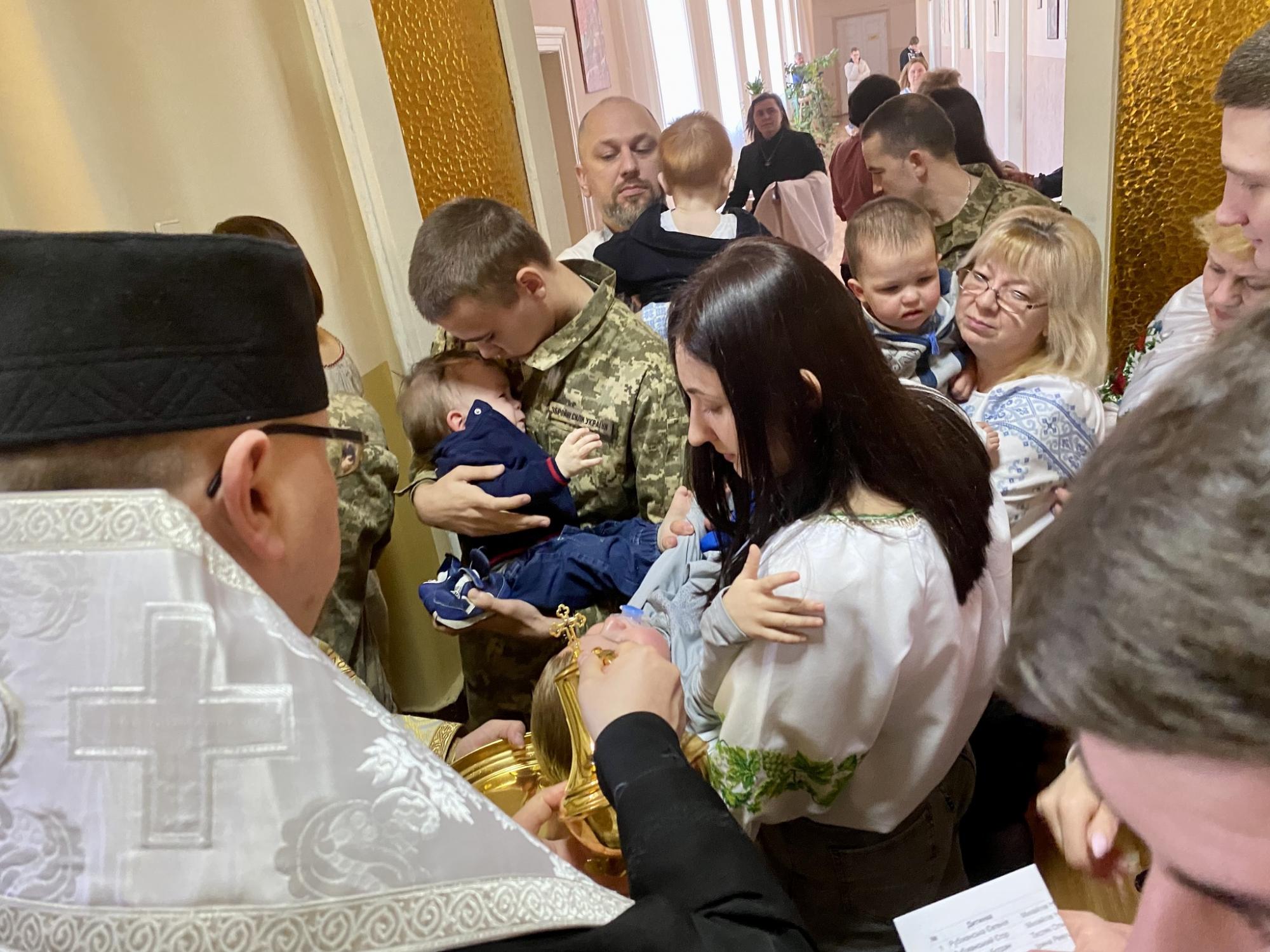 "Під захистом неба і земних ангелів": у Львові курсанти ЗСУ стали хресними для сиріт із Луганщини