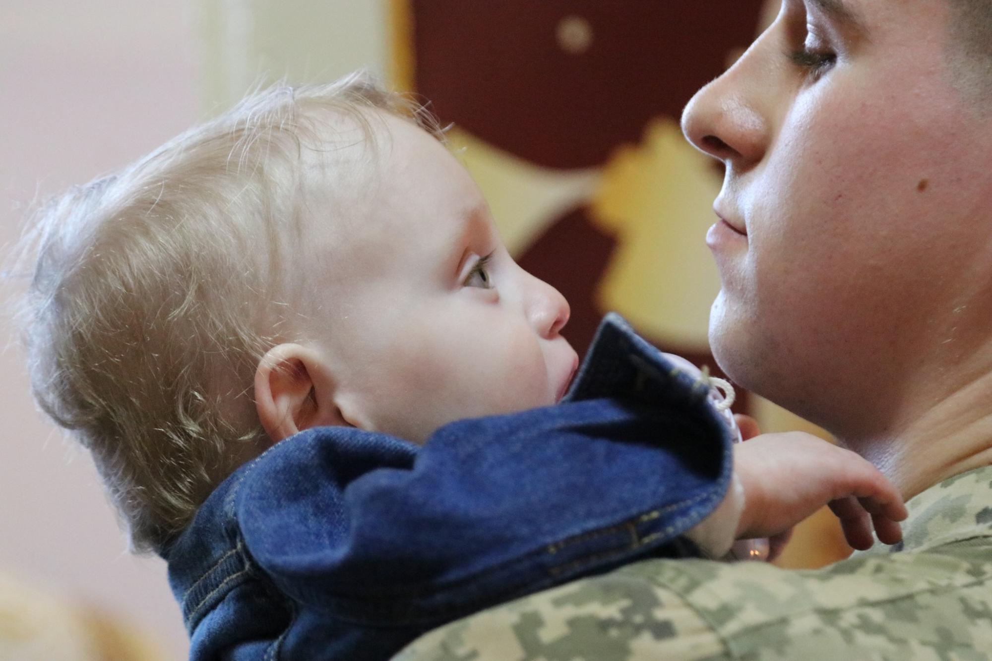 "Під захистом неба і земних ангелів": у Львові курсанти ЗСУ стали хресними для сиріт із Луганщини