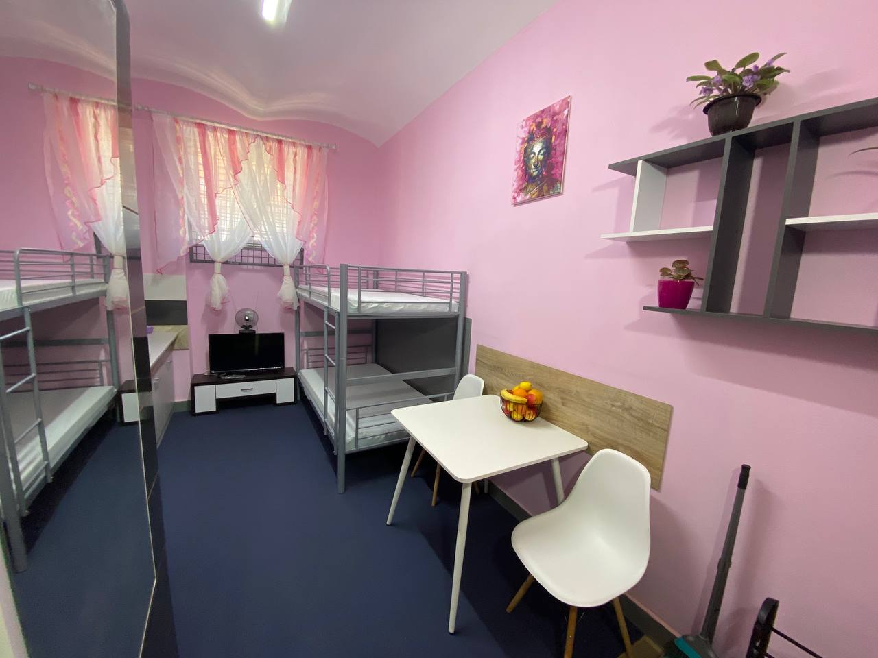 Ортопедичні матраци, меблі і телевізор: на Закарпатті показали платну камеру для жінок (фото)