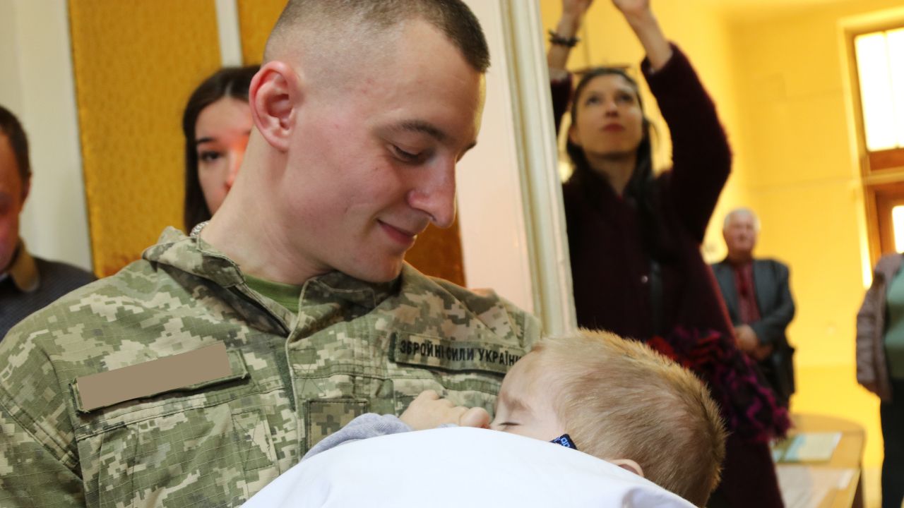 "Під захистом неба і земних ангелів": у Львові курсанти ЗСУ стали хресними для сиріт із Луганщини