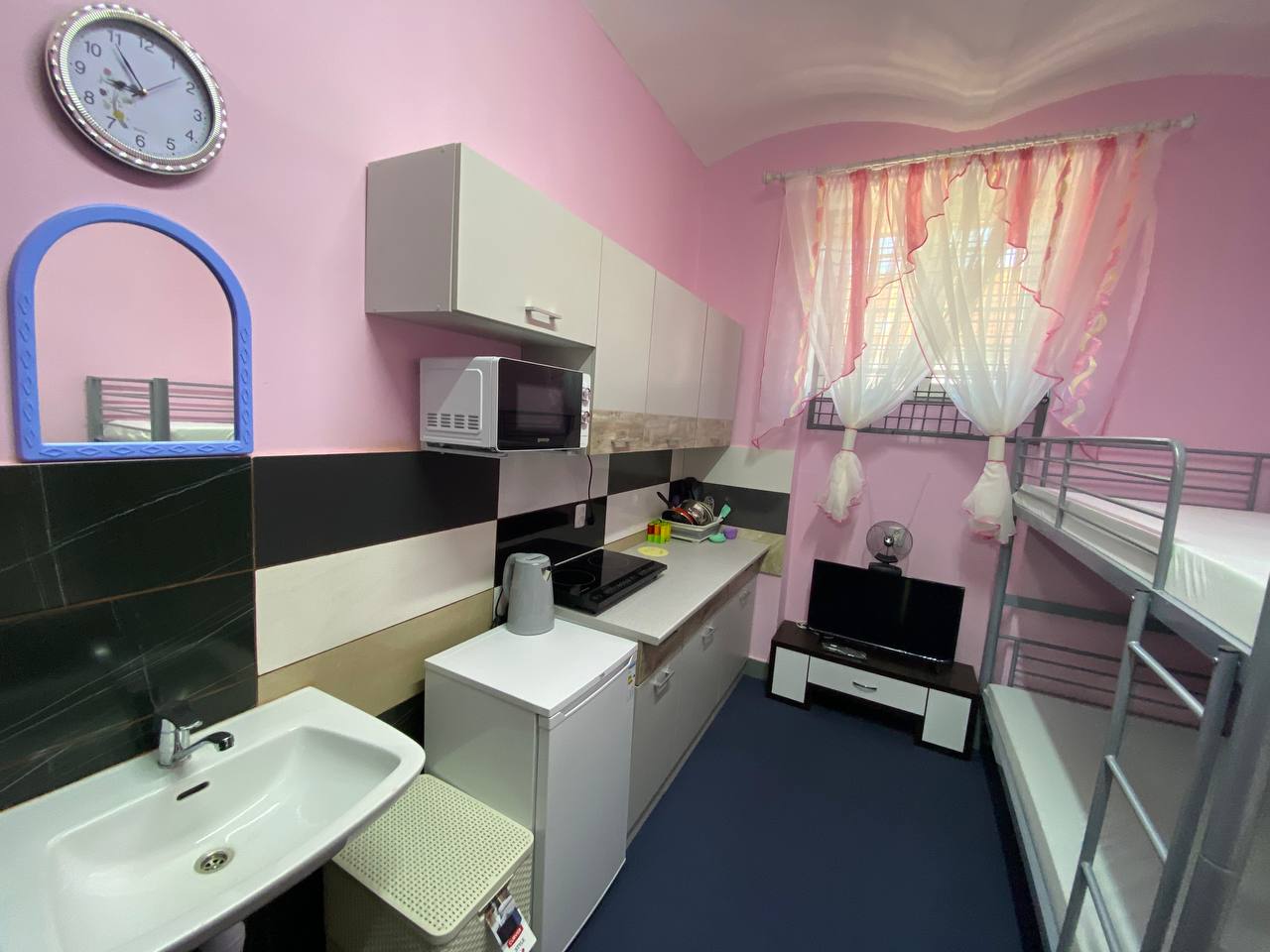 Ортопедичні матраци, меблі і телевізор: на Закарпатті показали платну камеру для жінок (фото)