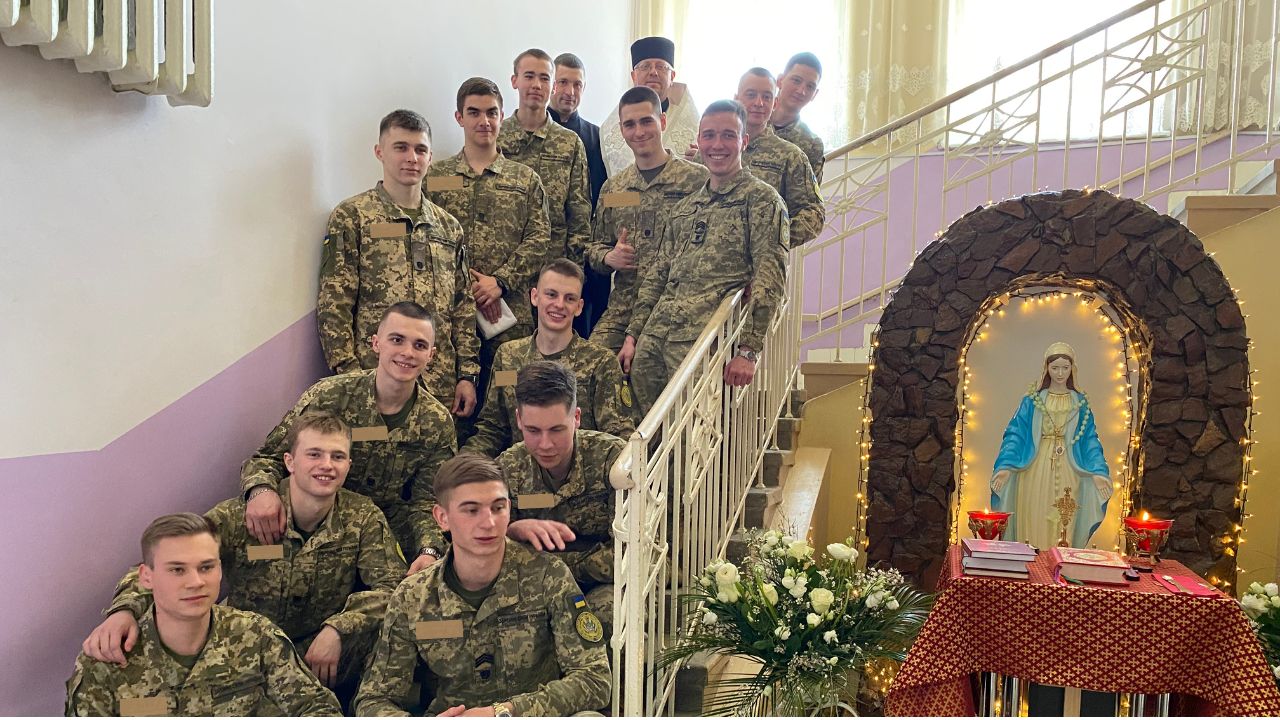 "Під захистом неба і земних ангелів": у Львові курсанти ЗСУ стали хресними для сиріт із Луганщини