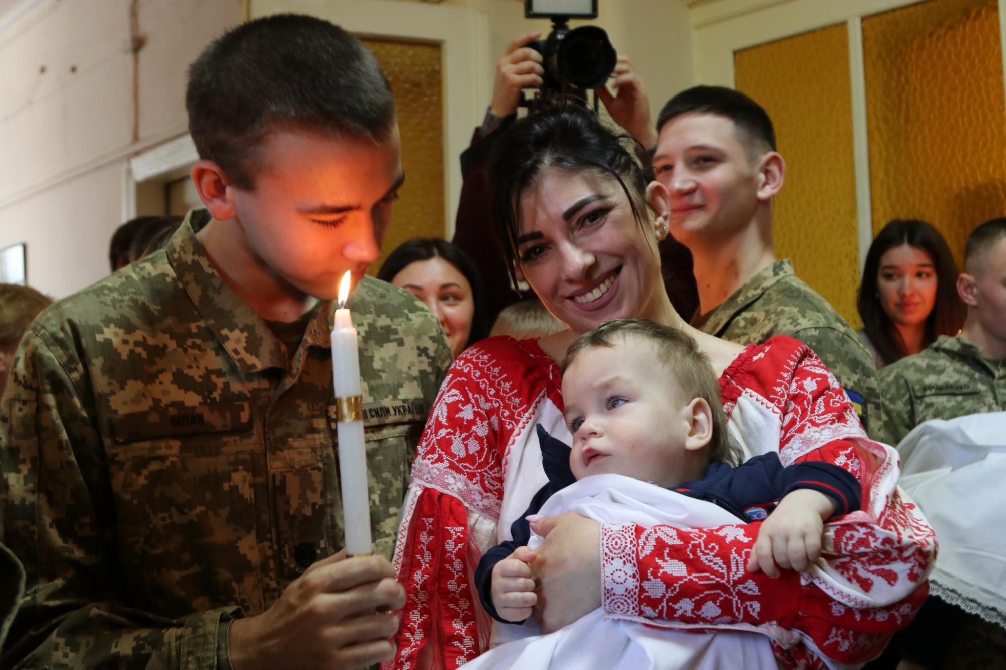 "Під захистом неба і земних ангелів": у Львові курсанти ЗСУ стали хресними для сиріт із Луганщини