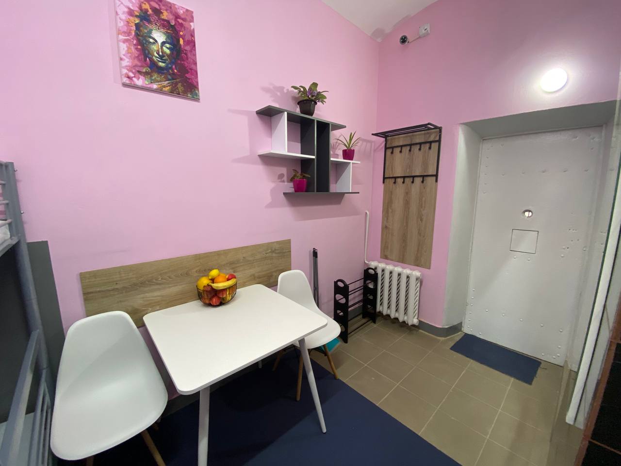 Ортопедичні матраци, меблі і телевізор: на Закарпатті показали платну камеру для жінок (фото)