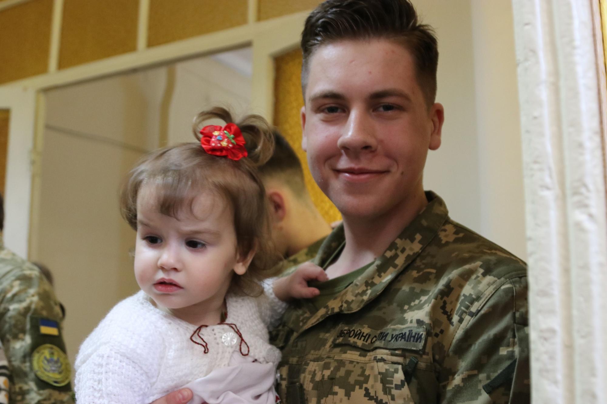 "Під захистом неба і земних ангелів": у Львові курсанти ЗСУ стали хресними для сиріт із Луганщини