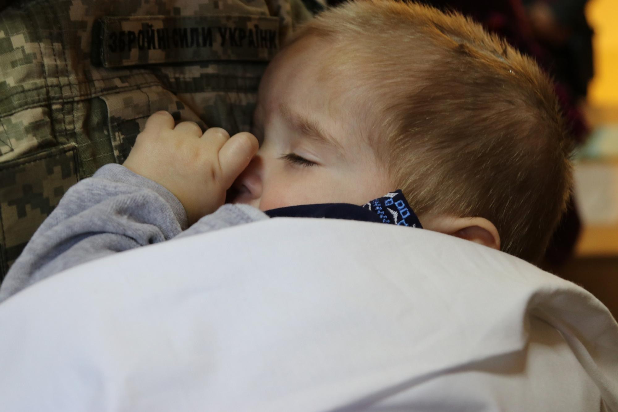 "Під захистом неба і земних ангелів": у Львові курсанти ЗСУ стали хресними для сиріт із Луганщини