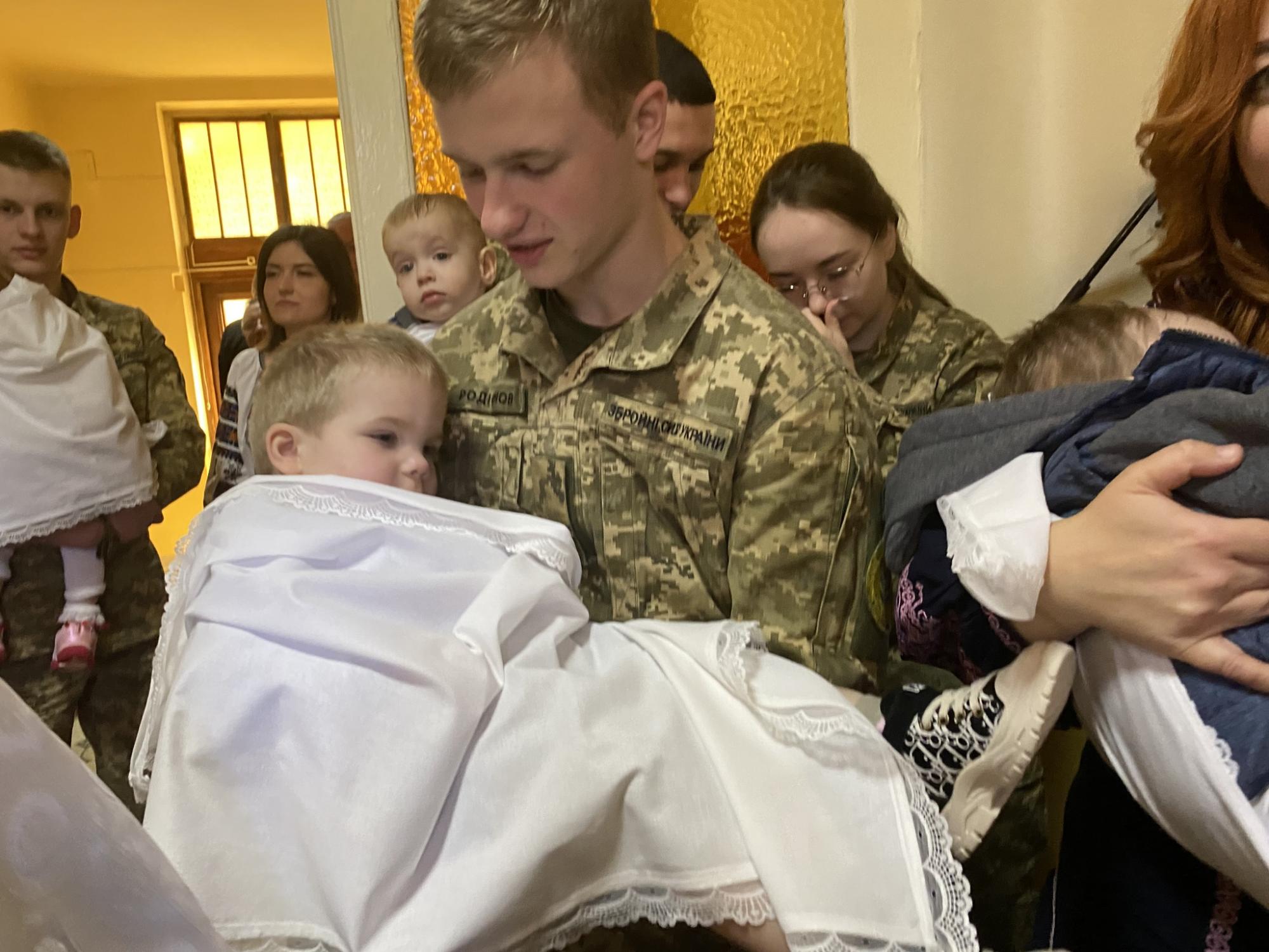 "Під захистом неба і земних ангелів": у Львові курсанти ЗСУ стали хресними для сиріт із Луганщини