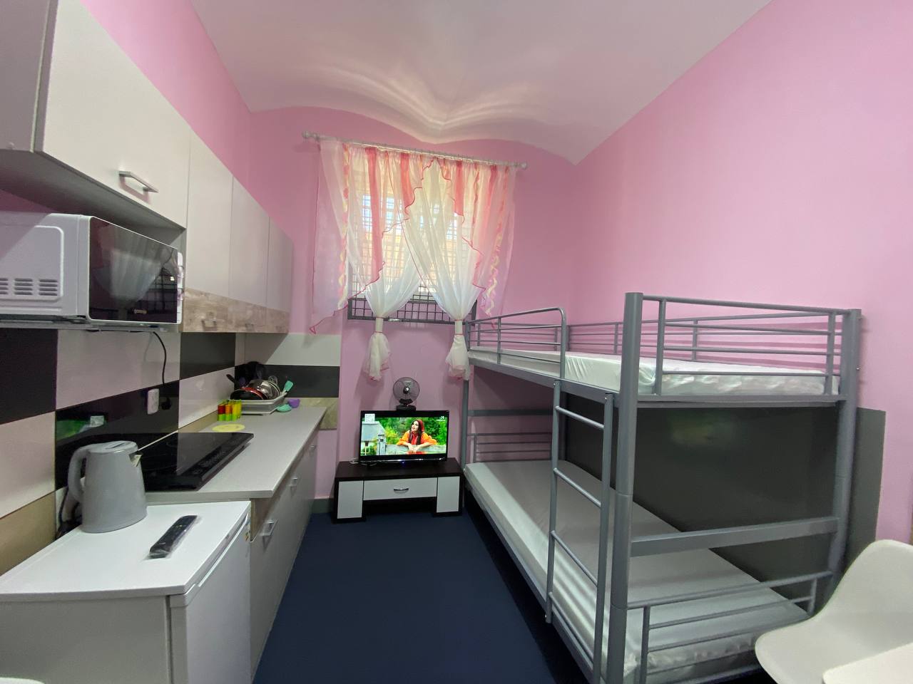 Ортопедичні матраци, меблі і телевізор: на Закарпатті показали платну камеру для жінок (фото)