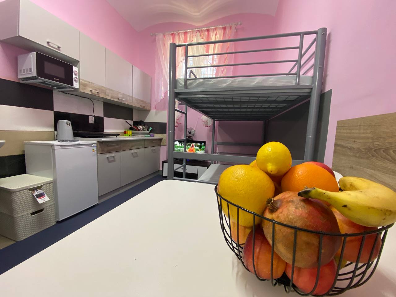 Ортопедичні матраци, меблі і телевізор: на Закарпатті показали платну камеру для жінок (фото)