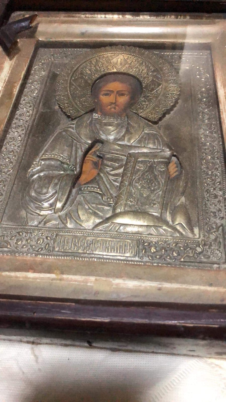 Военные нашли под завалами в Бахмуте удивительные старинные иконы (фото)