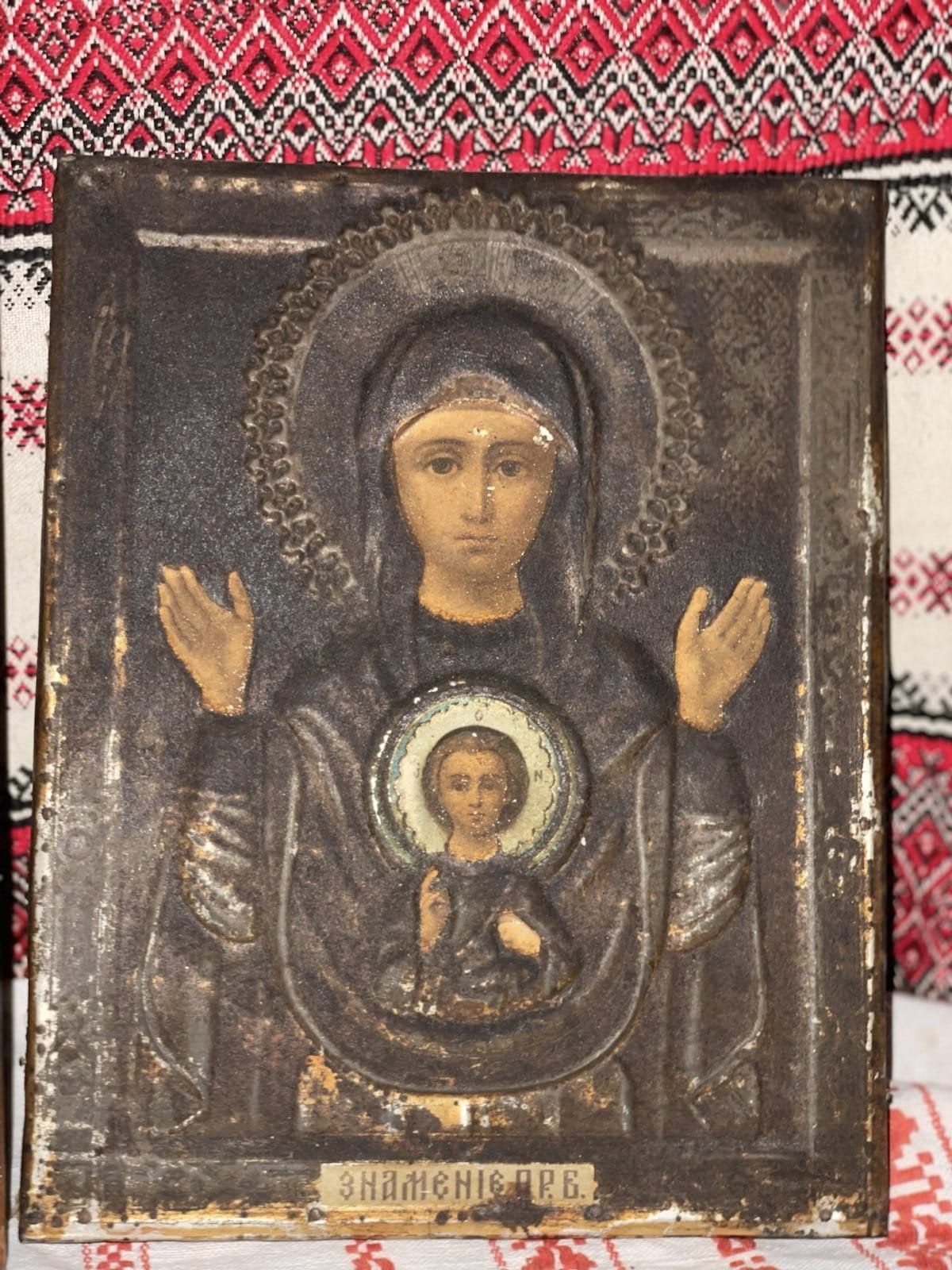 Военные нашли под завалами в Бахмуте удивительные старинные иконы (фото)