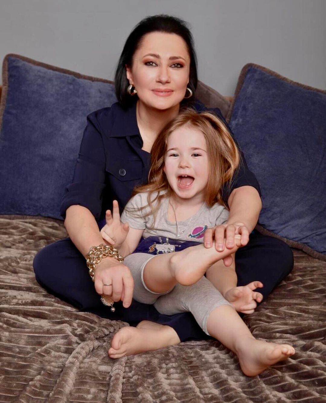 Не только Могилевская. Украинские звезды, которые стали мамами после 40-ка