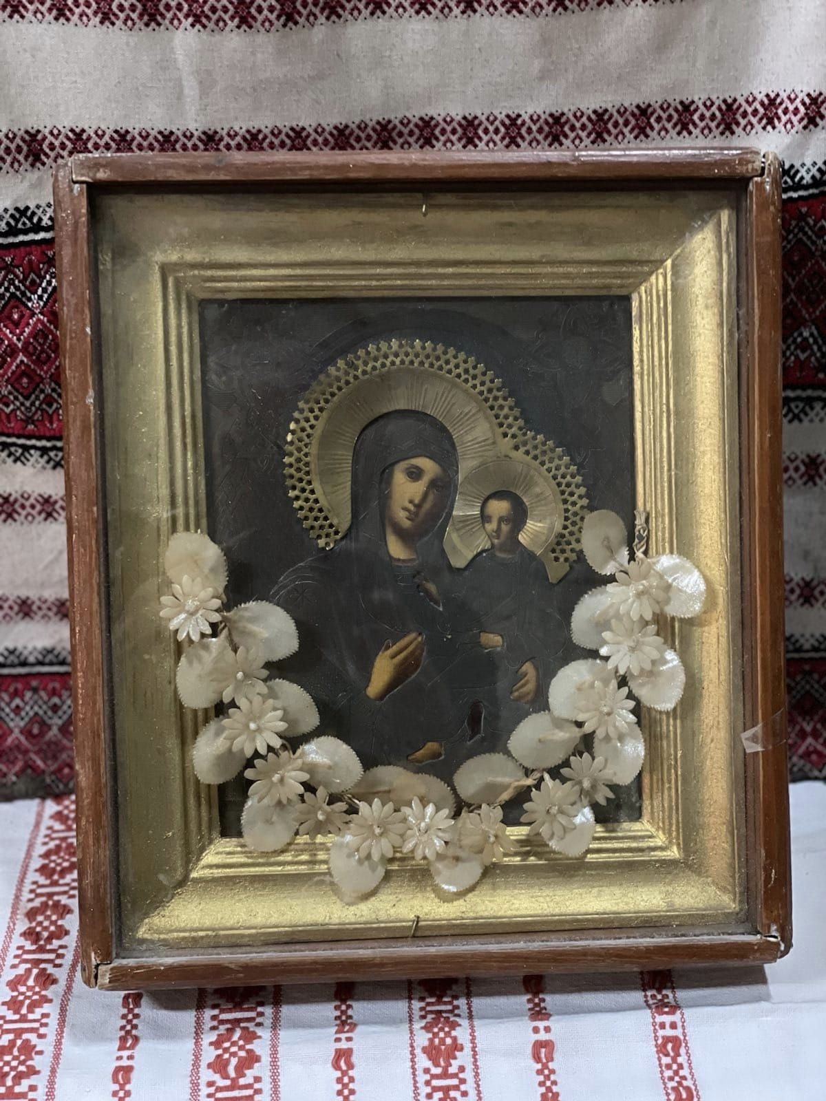 Военные нашли под завалами в Бахмуте удивительные старинные иконы (фото)