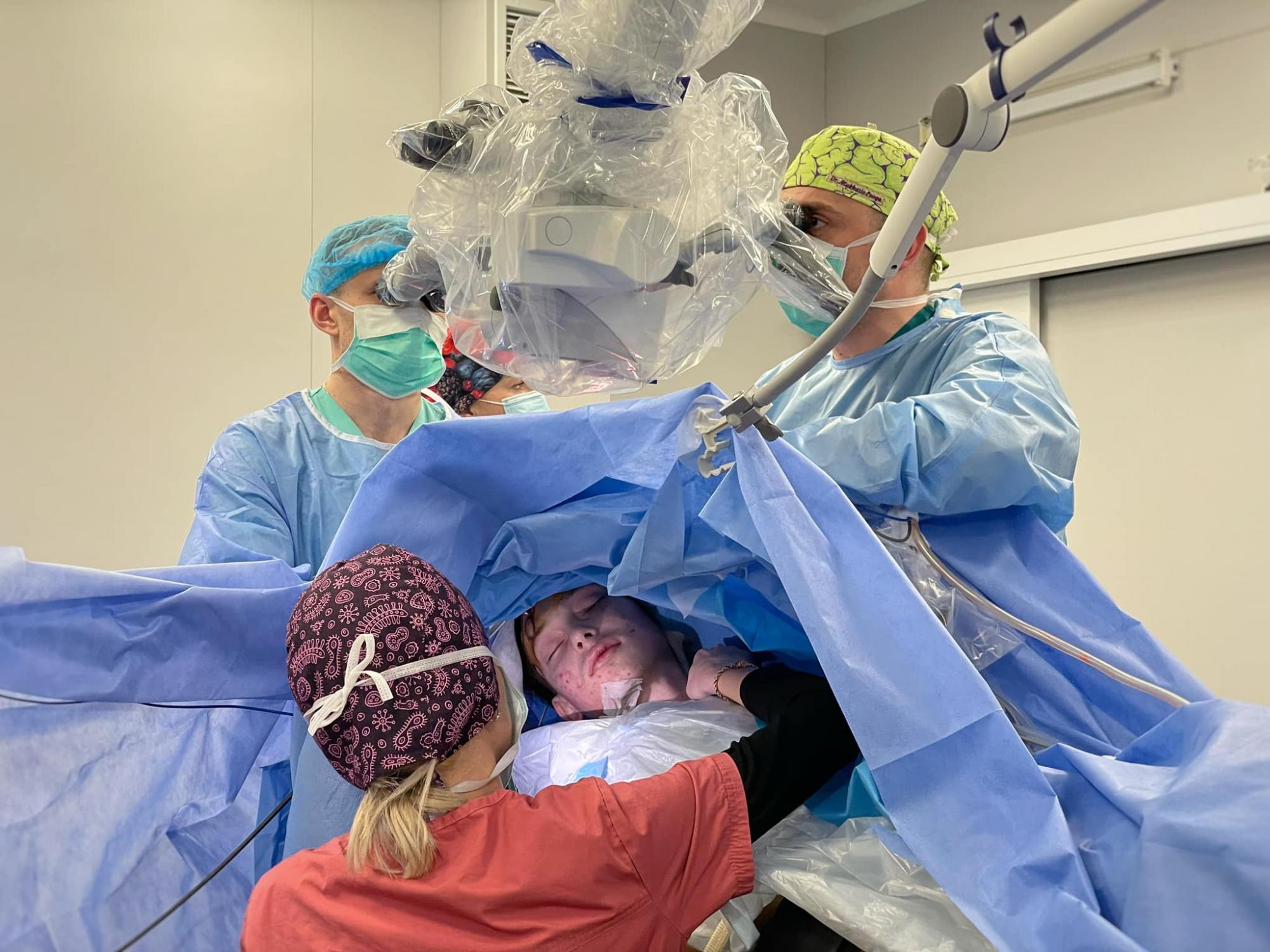 Дитина говорила під час втручання: в Україні вперше провели операцію на мозку з пробудженням