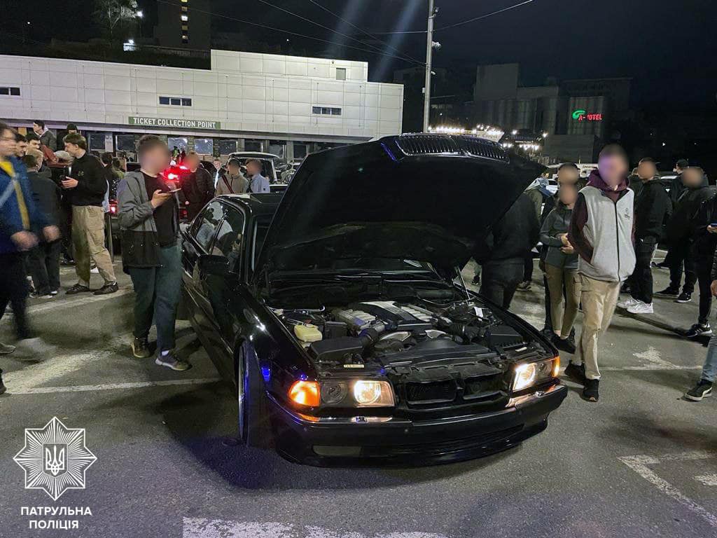 В Киеве повестки раздали на ночном собрании дрифтеров: &quot;пригласили&quot; форсажников в военкомат