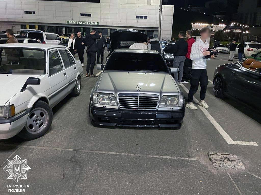 В Киеве повестки раздали на ночном собрании дрифтеров: &quot;пригласили&quot; форсажников в военкомат