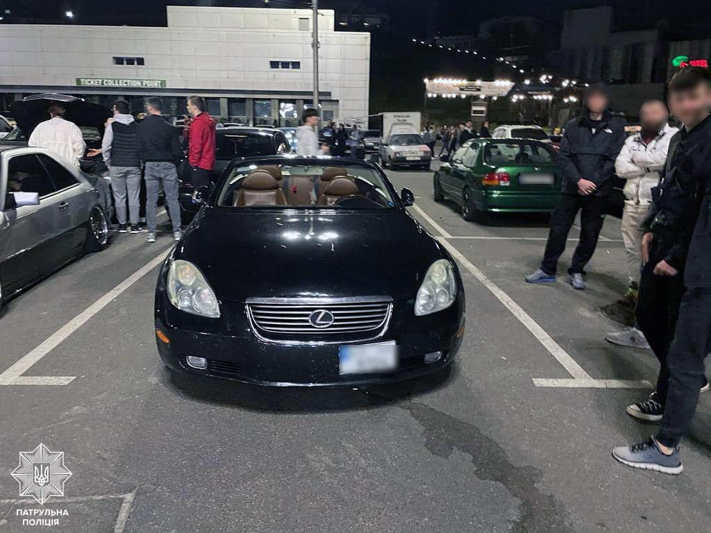 В Киеве повестки раздали на ночном собрании дрифтеров: &quot;пригласили&quot; форсажников в военкомат