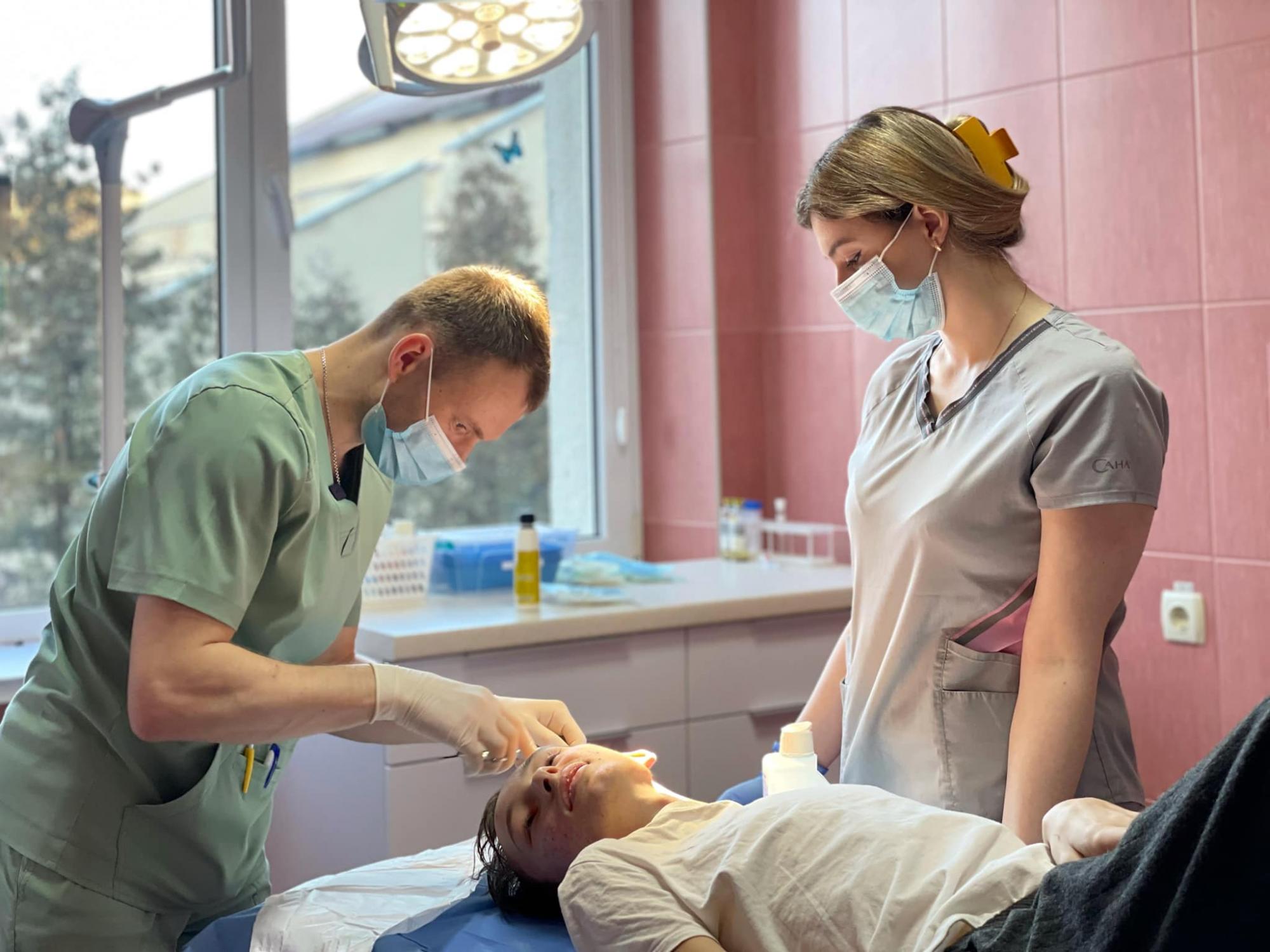 Дитина говорила під час втручання: в Україні вперше провели операцію на мозку з пробудженням