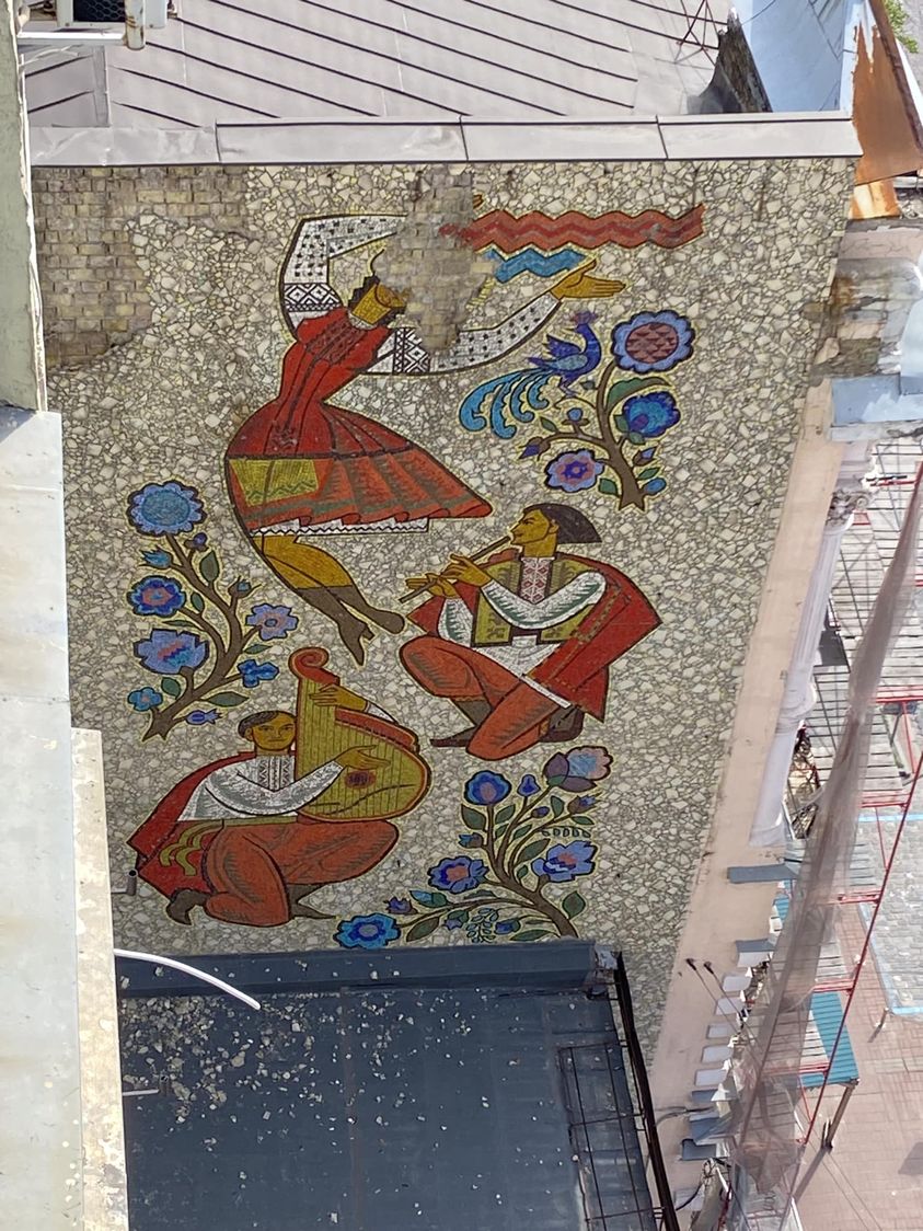 У Києві руйнується цінна мозаїка 60-х років, бо власник будівлі не дав дозволу на реставрацію