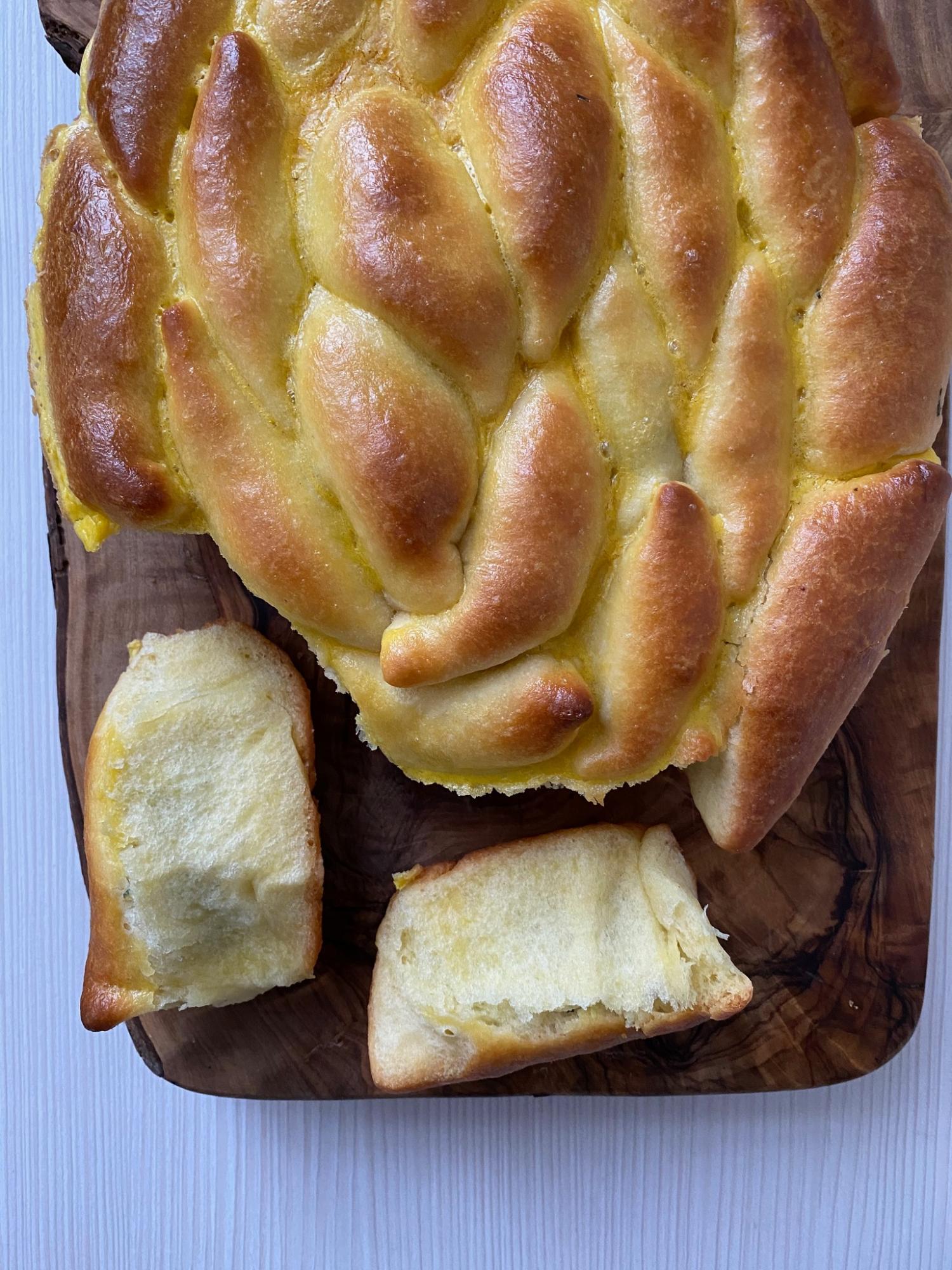 Смачний, як в дитинстві: оригінальний пиріг-пелюстка із зеленню та сиром від одеського кухаря