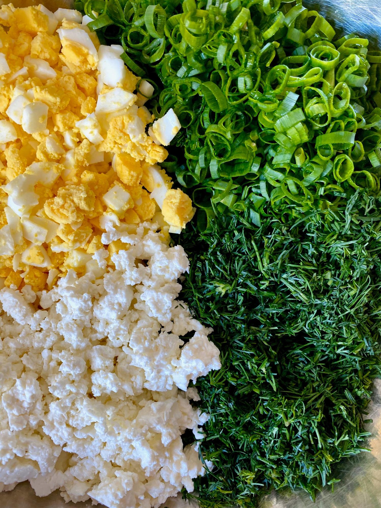 Смачний, як в дитинстві: оригінальний пиріг-пелюстка із зеленню та сиром від одеського кухаря