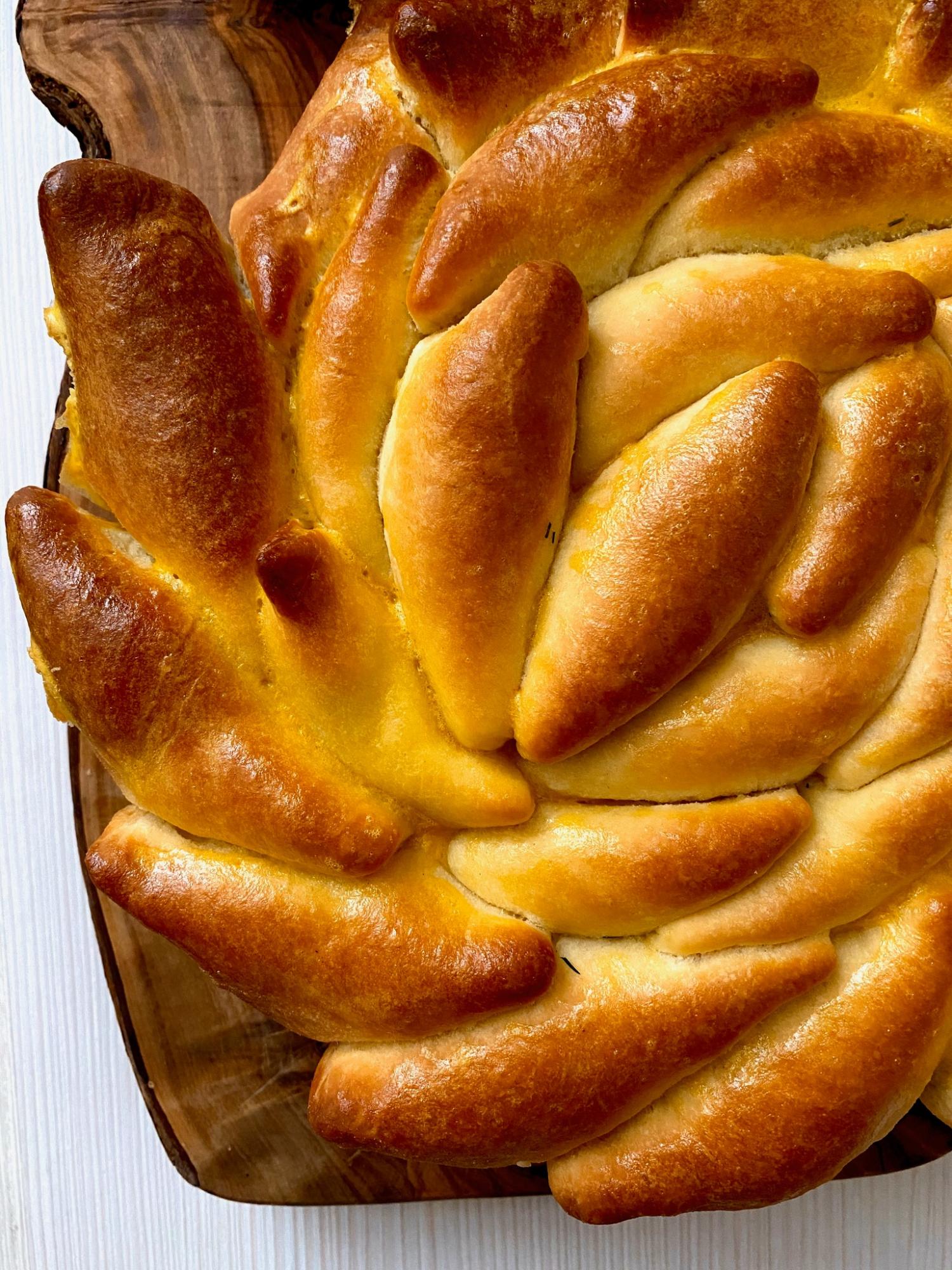 Смачний, як в дитинстві: оригінальний пиріг-пелюстка із зеленню та сиром від одеського кухаря