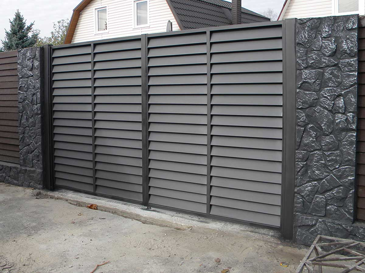 Ворота жалюзи – отличная въездная система от компании «Viking Металлоконструкции»