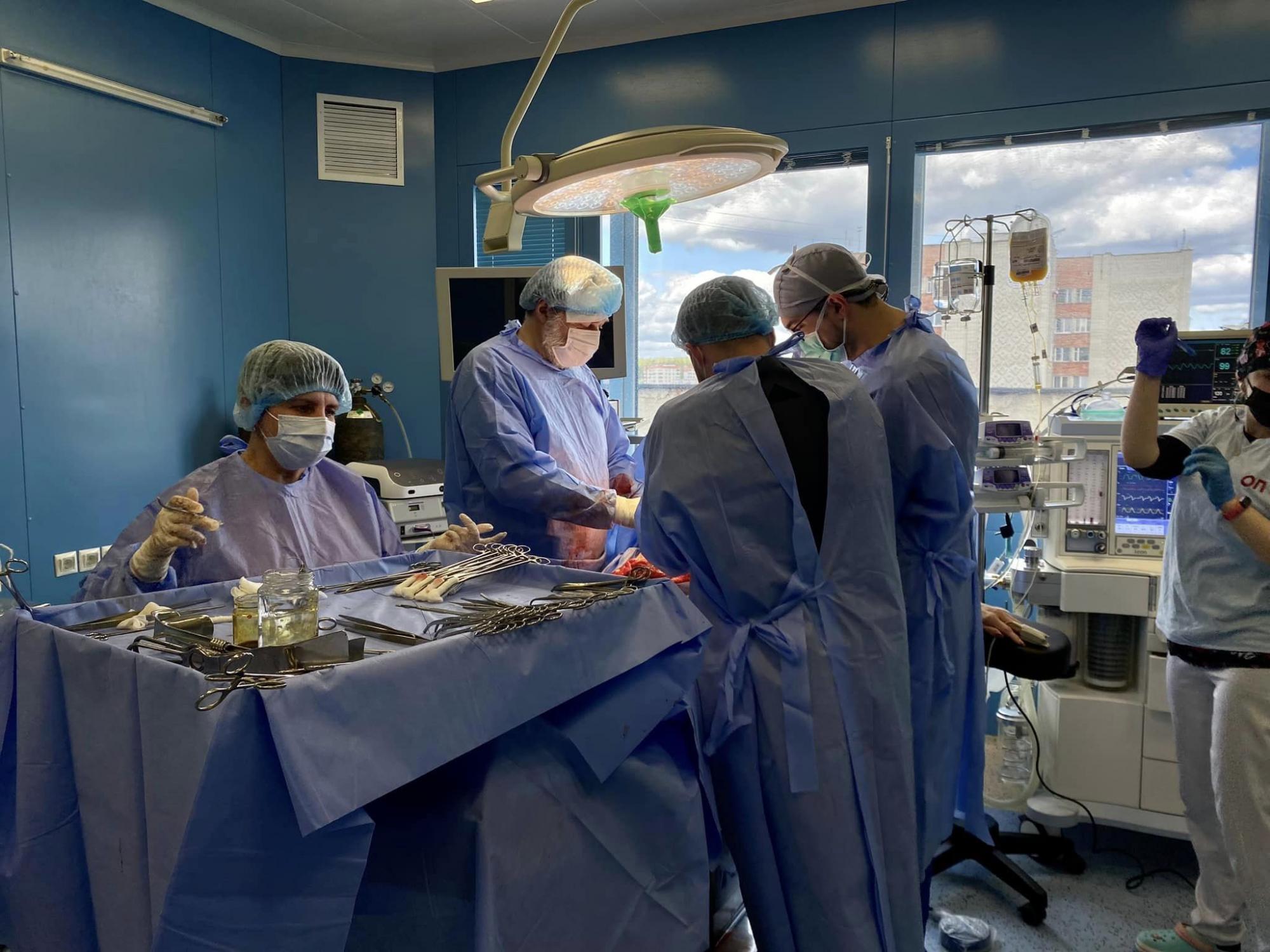 Тягнула до останнього: у Львові вчительці видалили пухлину вагою 13 кілограмів