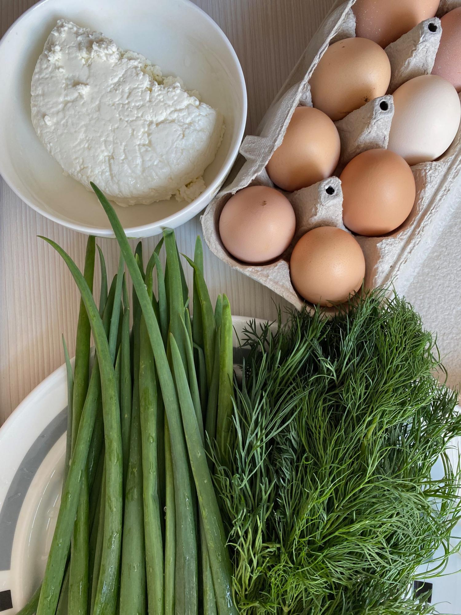 Смачний, як в дитинстві: оригінальний пиріг-пелюстка із зеленню та сиром від одеського кухаря