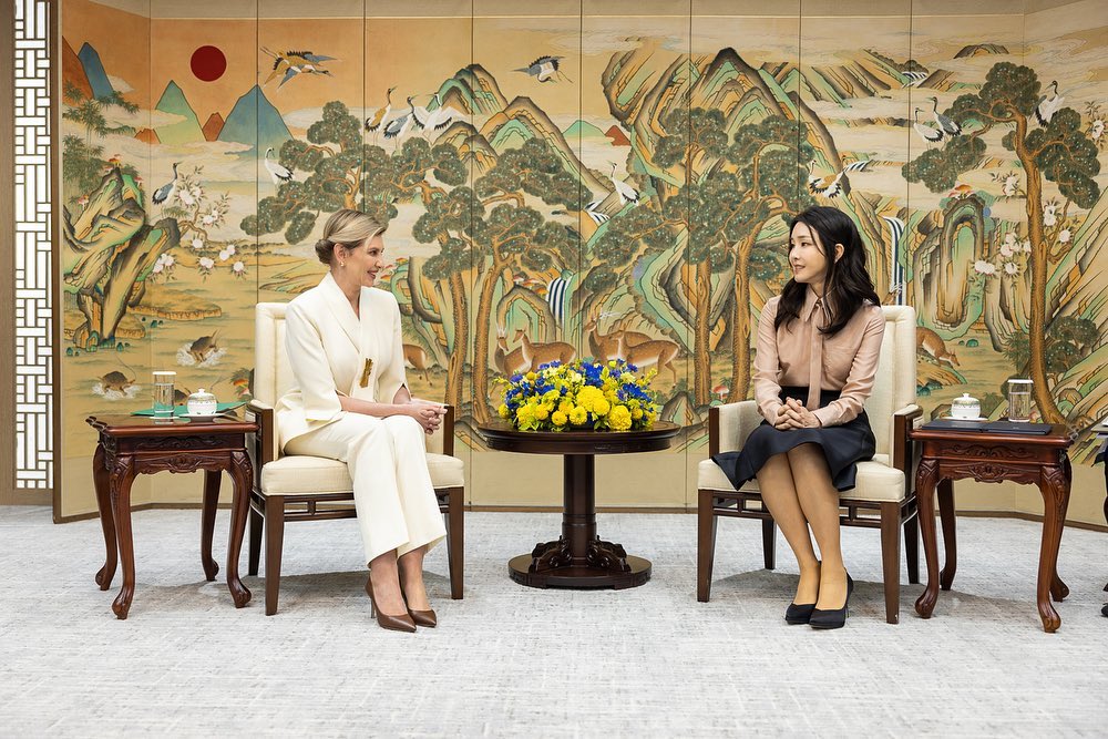 Лучше передает состояние украинской женщины. Стилистка Зеленской раскрыла секрет, почему первая леди часто носит костюмы