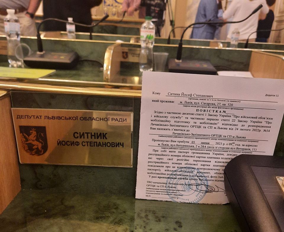 &quot;Показуха?&quot; У Львові депутатам вручили повістки прямо на засіданні (фото)