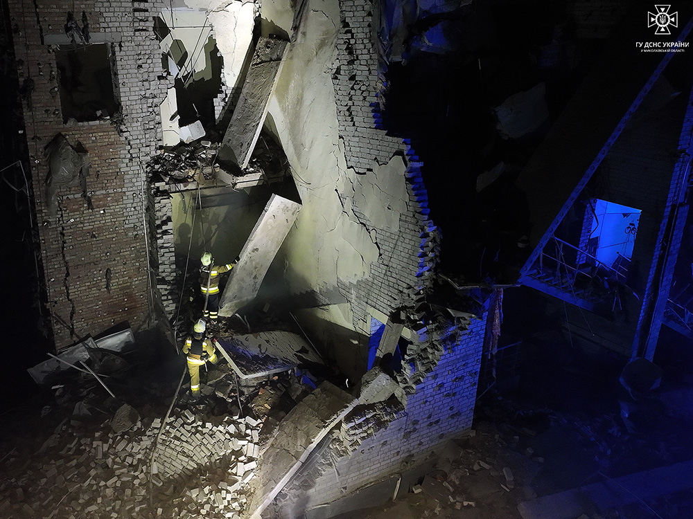 Нічний ракетний удар по Миколаєву: рятувальники показали фото наслідків