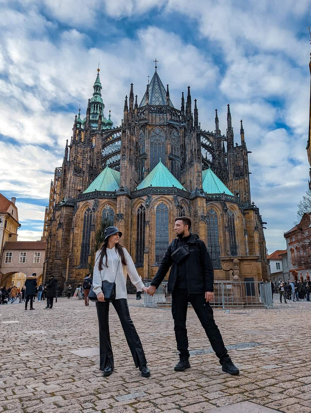 Вечной любви на небесах: из-за падения обломков российской ракеты в Киеве погибла молодая пара