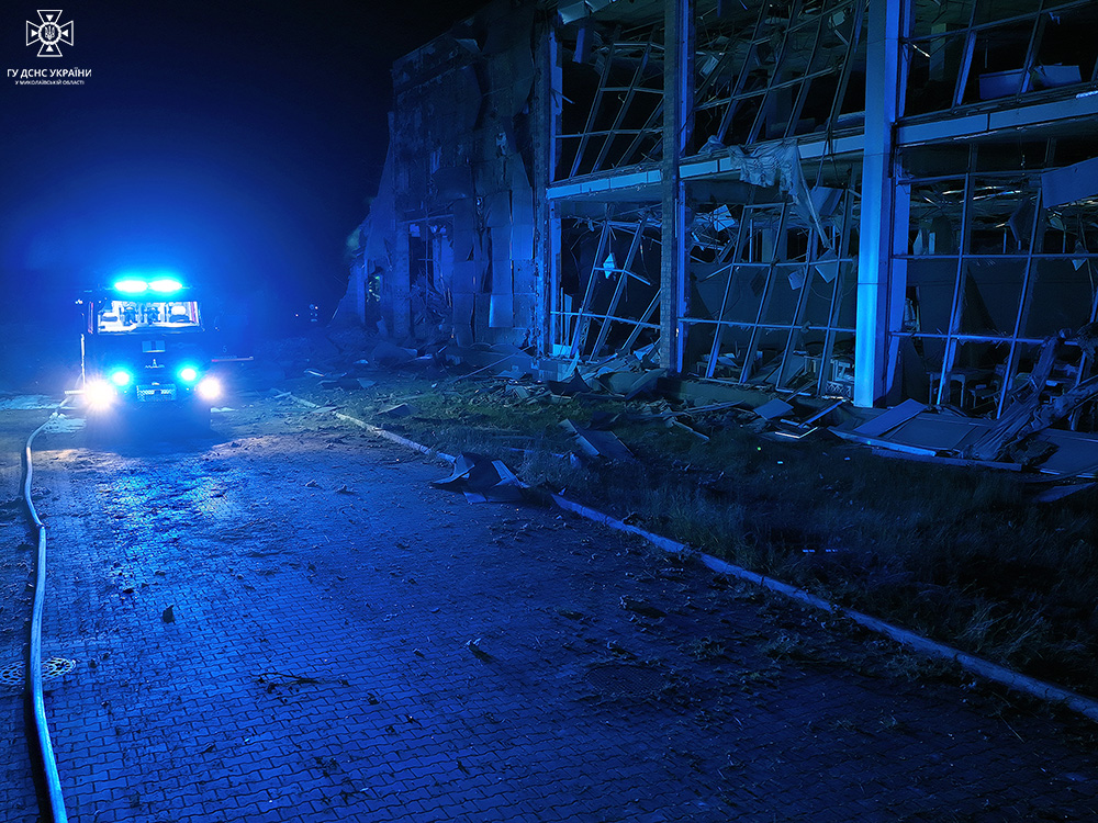 Ночной ракетный удар по Николаеву: спасатели показали фото последствий