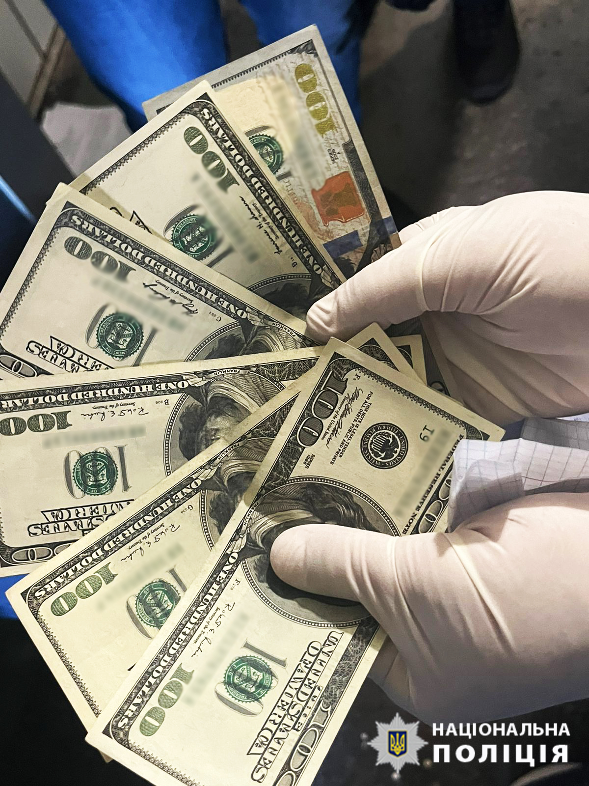 Требовал тысячу долларов: в Одессе патрульный шантажировал женщину, у которой погиб ребенок