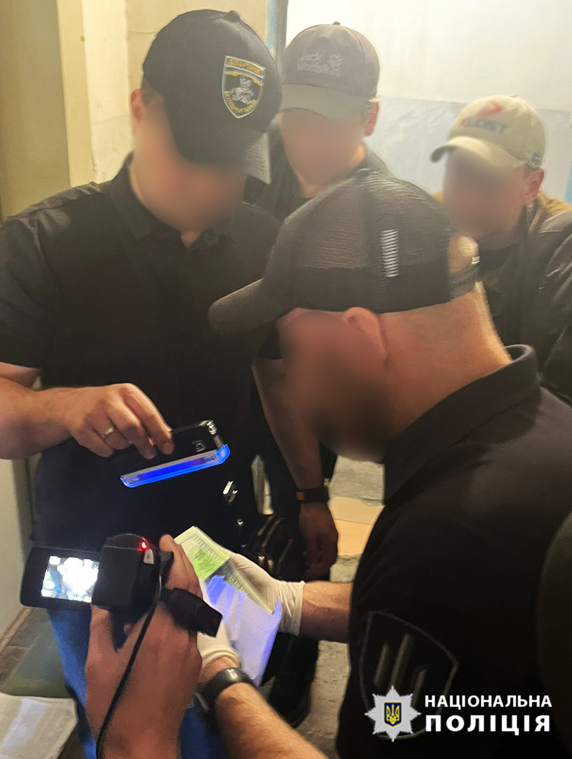 Требовал тысячу долларов: в Одессе патрульный шантажировал женщину, у которой погиб ребенок