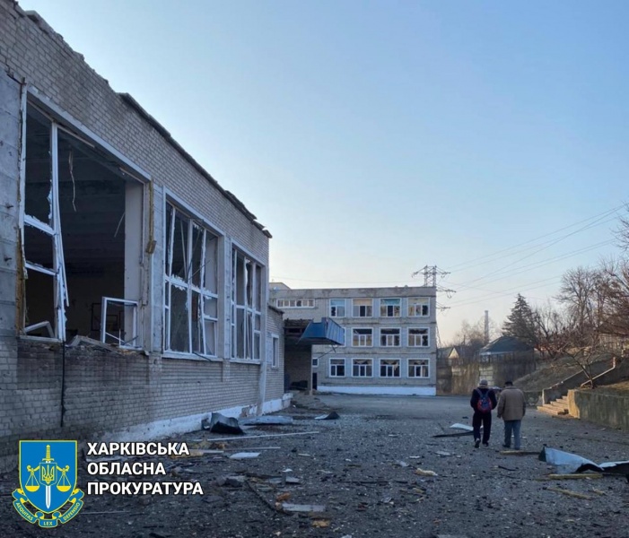 Оккупанты разбомбили школу в Изюме, есть пострадавший (ФОТО)