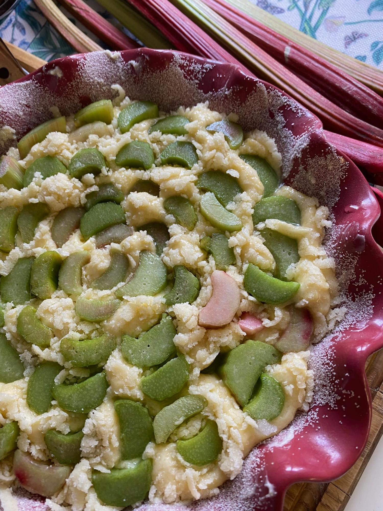 Із хрустким пісочним тістом і соковитою серединкою: рецепт дуже смачного пирога з ревеню