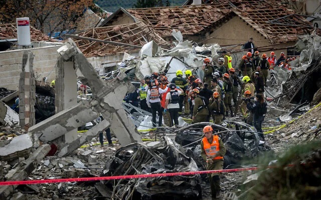 Iran attacks near Jerusalem: Ballistic missile hits shelter, fatalities reported