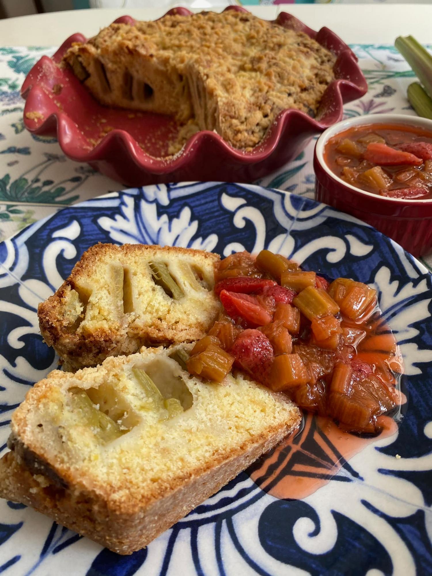 Із хрустким пісочним тістом і соковитою серединкою: рецепт дуже смачного пирога з ревеню