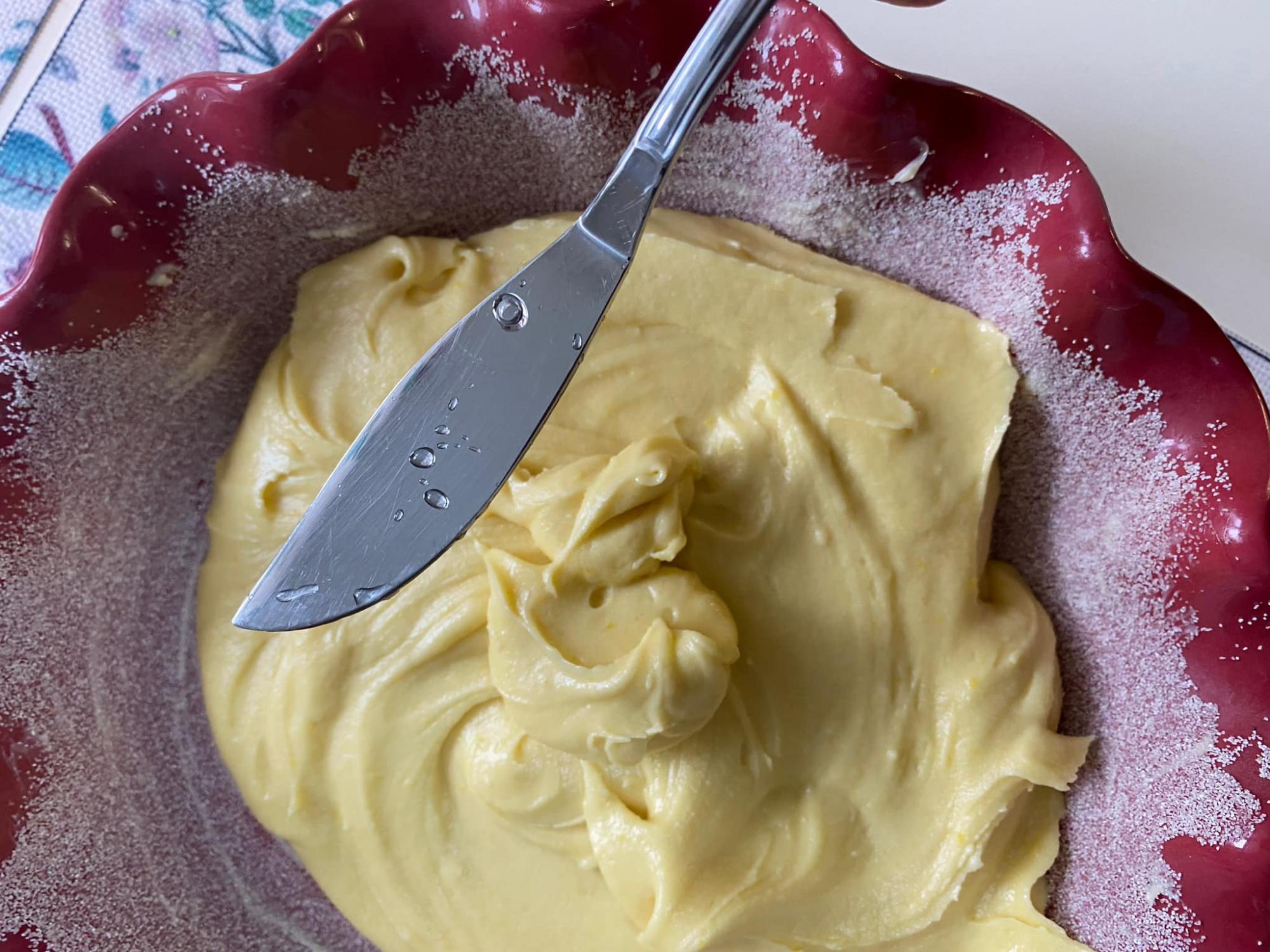 Із хрустким пісочним тістом і соковитою серединкою: рецепт дуже смачного пирога з ревеню