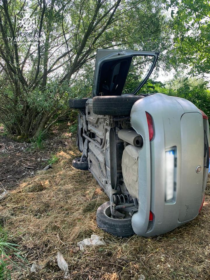 Мужчина спас водителя из перевернувшегося авто, которое могло взорваться: история смелого поступка