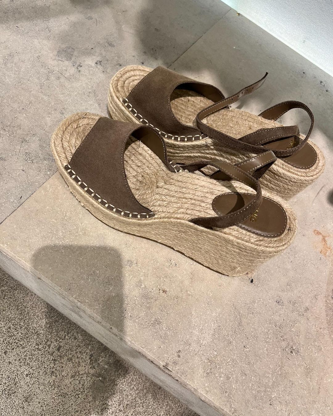 Ловите самую модную обувь лета 2023, без которой не выйти на улицу