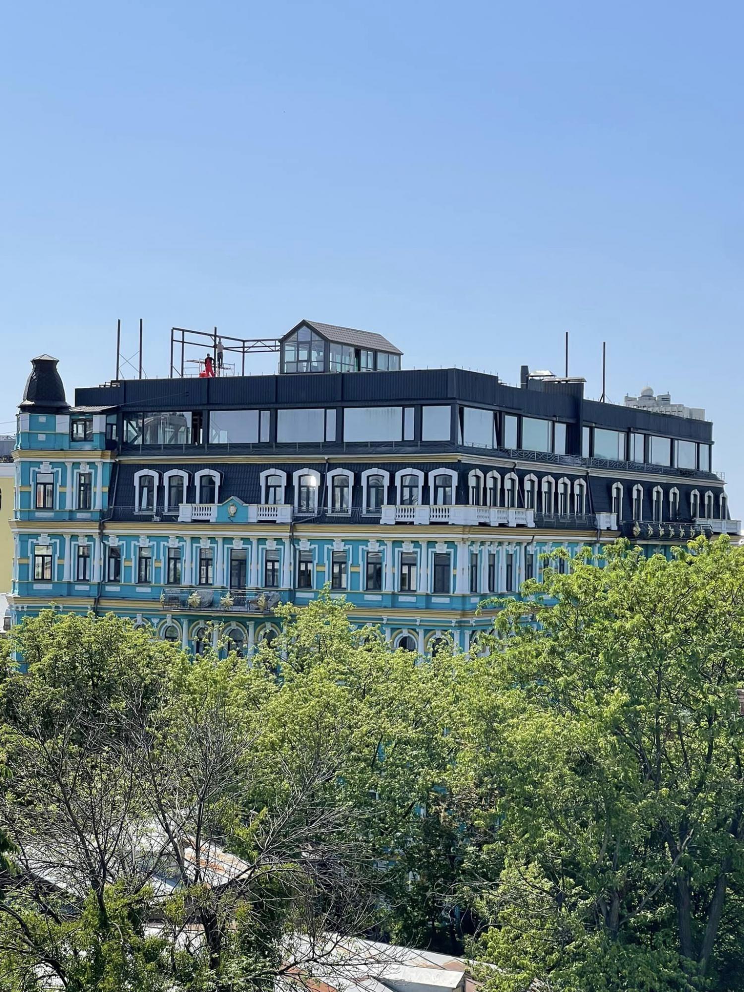 На київському будинку-пам'ятці помітили незаконну надбудову: що відомо