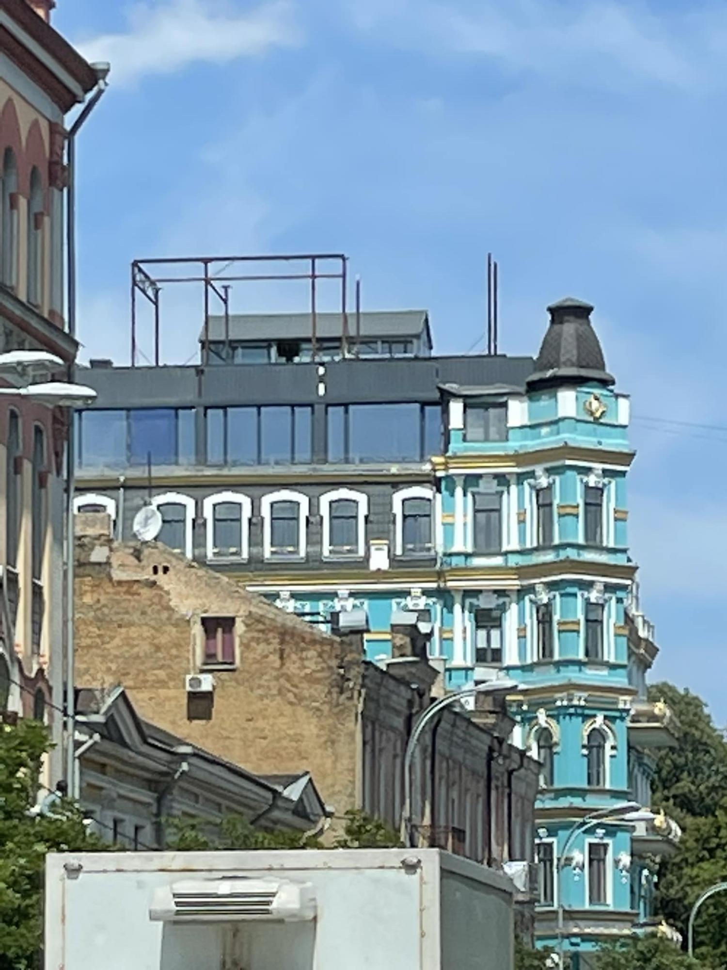 На київському будинку-пам'ятці помітили незаконну надбудову: що відомо