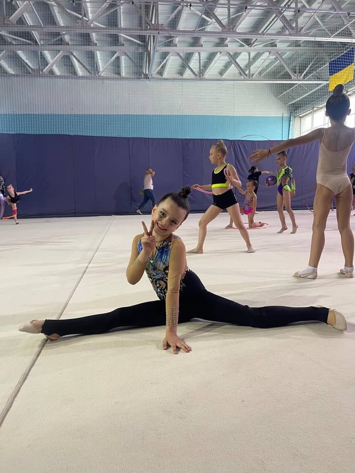 Это до слез! Маленькая гимнастка Саша с протезом из-за российской ракеты впервые выступила на соревнованиях