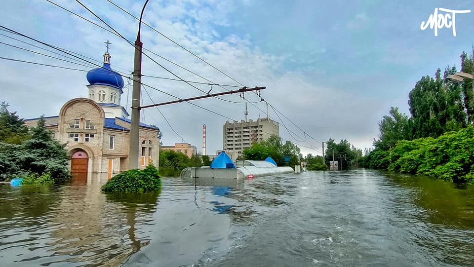 Окупанти кинули людей вмирати. Що відбувається у затоплених містах після підриву Каховської ГЕС (фото)